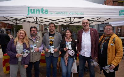 Roda de premsa el dia de Sant Jordi devant la carpa de Junts per Castellar del Vallès